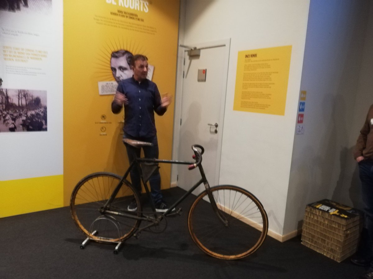 KoenDePrycker's tweet image. Begeesterde @johanmuseeuw tijdens rondleiding #crvv @oudenaarde @etionforum. Unieke verhalen en anecdotes van de drievoudige winnaar. De fiets is even oud als hij😁