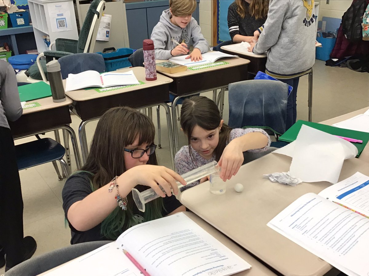CBabullard's tweet image. As we finish up our Valentine’s Day week, Ss LOVED studying displacement in 4th grade today! #CBSDSCIENCE @CBGaymanES