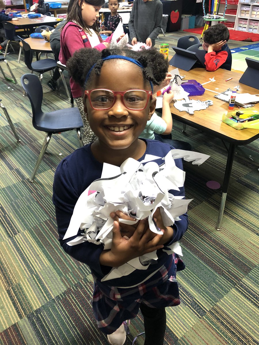 MsFlemister's tweet photo. The sweetest little helper picked up trash from every table today to help keep our classroom clean and spread kindness! #CCEAndBeyond #thankfulforyou #KindnessMatters @CastlemanCreek https://t.co/bdCnfzSrpI