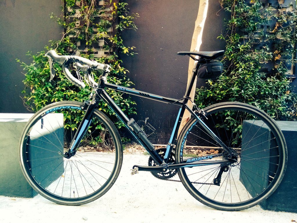 4th day of #Bike2Work I leave my house 7 am at the times when kids are walking to school. Always great to exchange shap shap 👍🏽 with them, a Holla, howzit, some even run behind me in excitement. #Townships #Ride #Bicycles <a href="/AvalancheBike/">Avalanche Bicycles</a> <a href="/TSIBAed/">TSIBA</a>