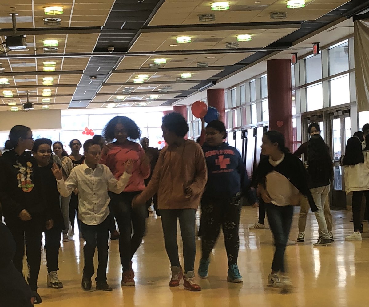 FrankConwellMS4's tweet photo. @FrankConwellMS4 Walking into a three day weekend!!!! Our kids at @FrankConwellMS4 are enjoying the Friendship Dance! #HappyValentinesDay #middleschooldance #MS4Rocks https://t.co/hhFHe6SyMT