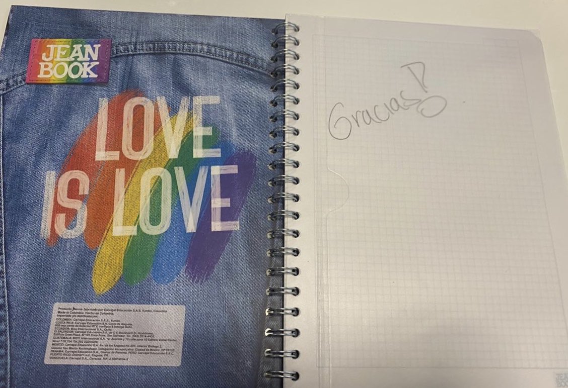 MauroToroO's tweet photo. Gracias a @JeanBookNorma por este regalo! Pero más por su campaña #SinCaratulas 
Por un mundo sin etiquetas, diverso inclusivo e igual !! 😃😀😃 LOVE IS LOVE 👭👫👨🏽‍🤝‍👨🏻 https://t.co/FZ7ARd0dSL