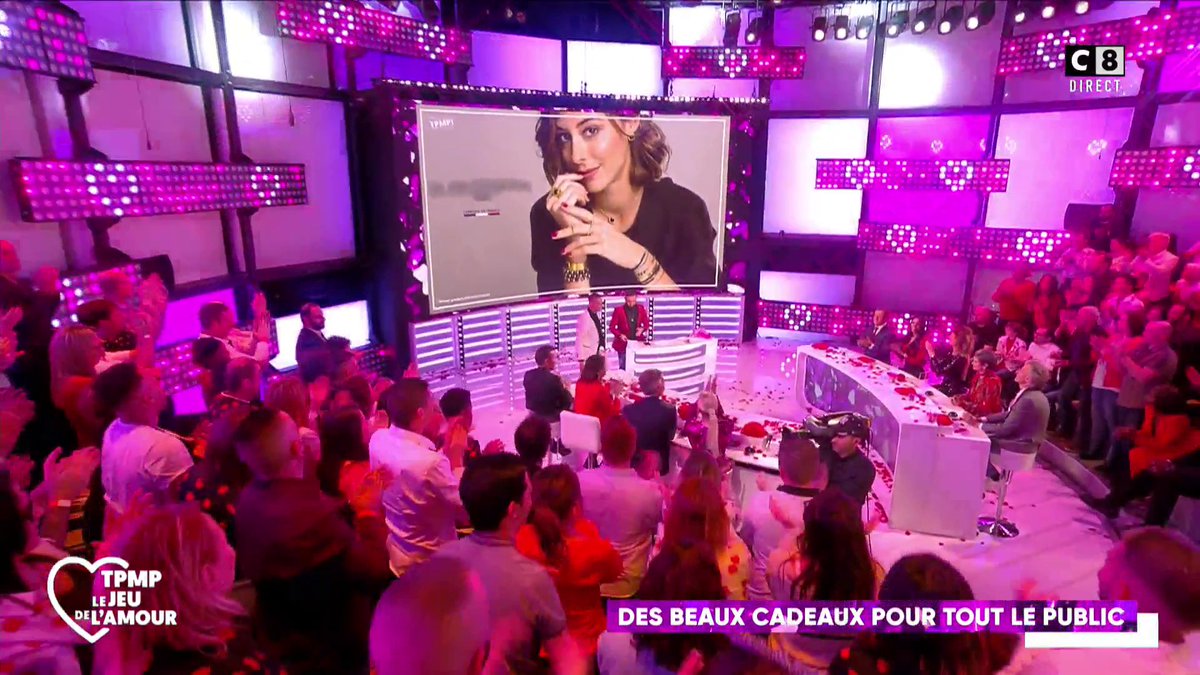 TBT9_W9's tweet photo. #TPMPLeJeuDeLAmour Une soirée riche en cadeaux pour le public qui repart avec des coffrets bijoux pour la #SaintValentin ! Des bracelets exceptionnels de la marque #LesInterchangeables @EnzinoByInt !  Pour plus d'infos sur cette marque de ouf --> https://t.co/ekFcKnuJy3 https://t.co/PfifBQw8Di
