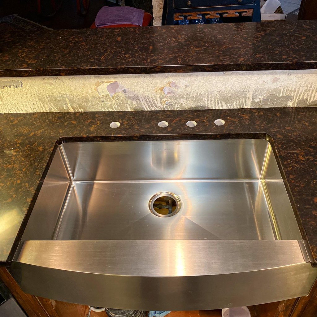 GraniteBros's tweet photo. Discontinued #quartz from @Wilsonart install in Morgan’s Point area with a Stainless Steel Farmhouse #Sink 🚰 
#granitecountertops https://t.co/XuVBMMDJoc