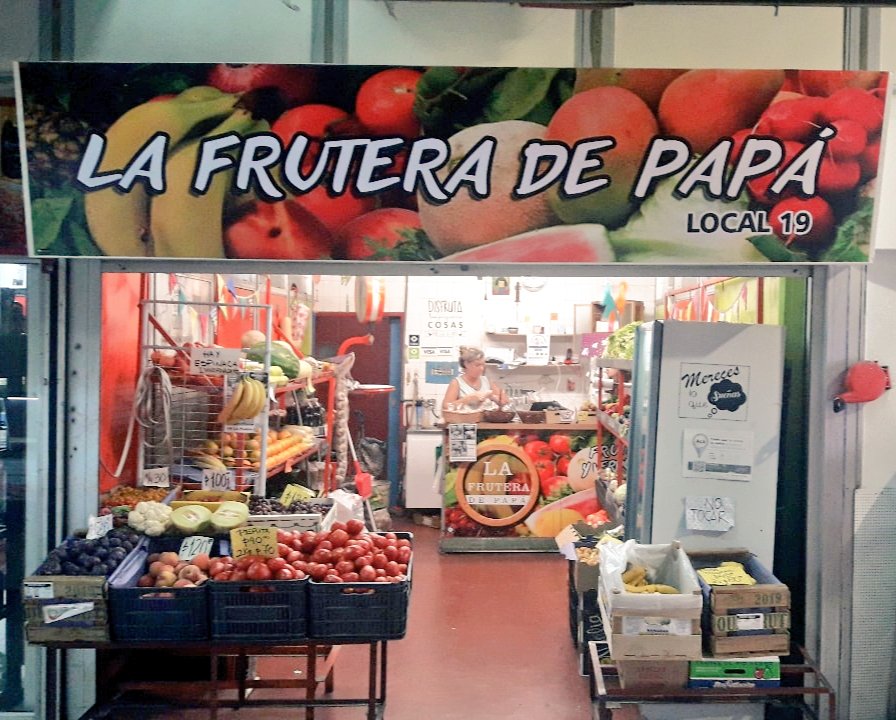 Val_Fabian's tweet photo. 🛒 Estamos interviniendo los locales del #MercadoMunicipal del @MunicipioBahia mejorando su estetica e imagen.
Desde hoy #LaFruteraDePapa🍊🍍🍅🍓🍒 en el #Local19 ya luce su nuevo cartel.
#CompreLocal #MercadoBahia https://t.co/ZKhmYEDlOm