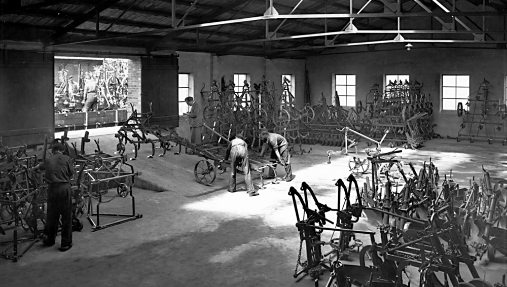 KroneFrance's tweet photo. #TBT #ThrowbackThursday👉En 1948, les bâtiments sont déjà trop petits, un nouvel atelier est fabriqué 🏗🏭 pour construire les déchaumeurs, les cultivateurs, les remorques 👍 C'est en 1957 qu'est présenté l'épandeur à fumier #Optimat🐮 vendu à 200 000 unités jusqu'en 1990 ! 😲 https://t.co/St3iEP5FLr
