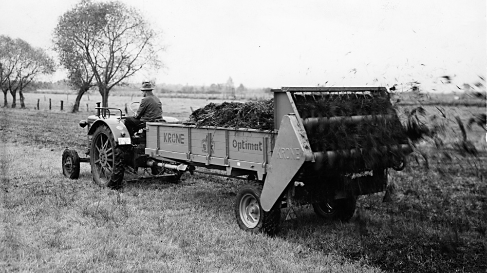 KroneFrance's tweet photo. #TBT #ThrowbackThursday👉En 1948, les bâtiments sont déjà trop petits, un nouvel atelier est fabriqué 🏗🏭 pour construire les déchaumeurs, les cultivateurs, les remorques 👍 C'est en 1957 qu'est présenté l'épandeur à fumier #Optimat🐮 vendu à 200 000 unités jusqu'en 1990 ! 😲 https://t.co/St3iEP5FLr