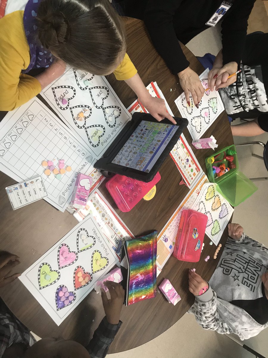 HeatherNolan631's tweet image. Graphing with sweetheart candy. YUM! #lifeinALE @NISDBOONE