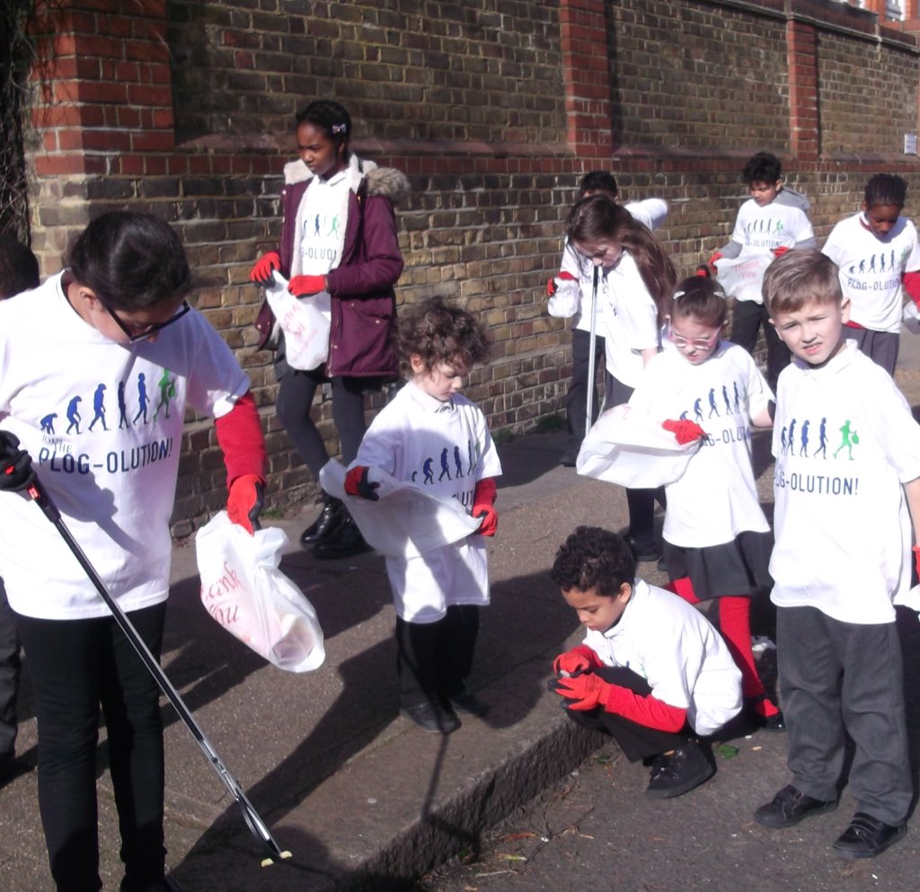 brackprimary's tweet photo. Ms Czyba and the Eco council enjoyed the sunshine yesterday as they headed out on their first ‘#plog’. They are hoping to make it a regular local occurrence in the area! Well done to them! 🌍💚♻️@EcoSchools @plogolution #personalandsocialdevelopment #ecoschool https://t.co/KPJZiachWo