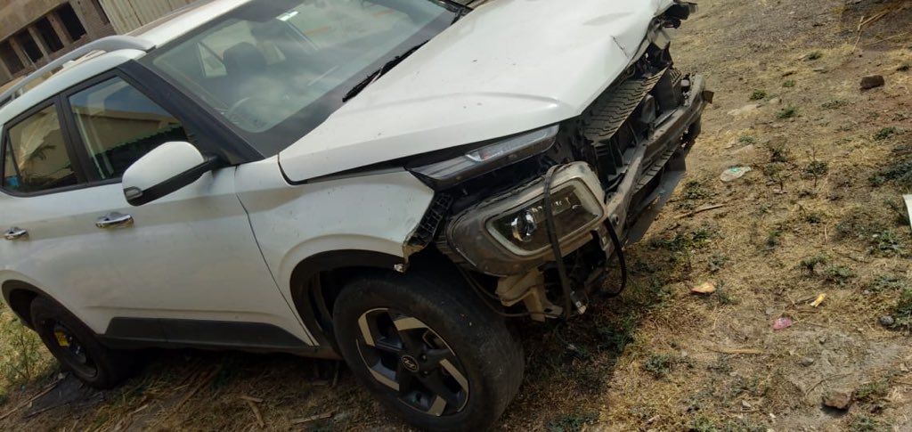 vaidyaamit09's tweet photo. 4 days back I had massive accident of my Hyundai Venue. I was traveling with my family. Even after such huge accident, Air bags of my car doesn’t open at all. I am expecting explanation as well as compensation. Otherwise I need to seek legal action @HyundaiIndia @Hyundai_Global https://t.co/bINhGfOUDs