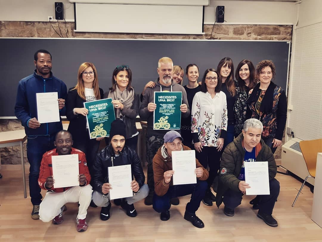 Un hospital de bicis. Personas sin hogar que las reciclan y las ceden a colectivos vulnerables. El #trabajosocial de verdad es el que da segundas oportunidades y genera reciprocidad. A veces hacemos las cosas bien en #serviciossociales laciutat.cat/laciutatdellei…