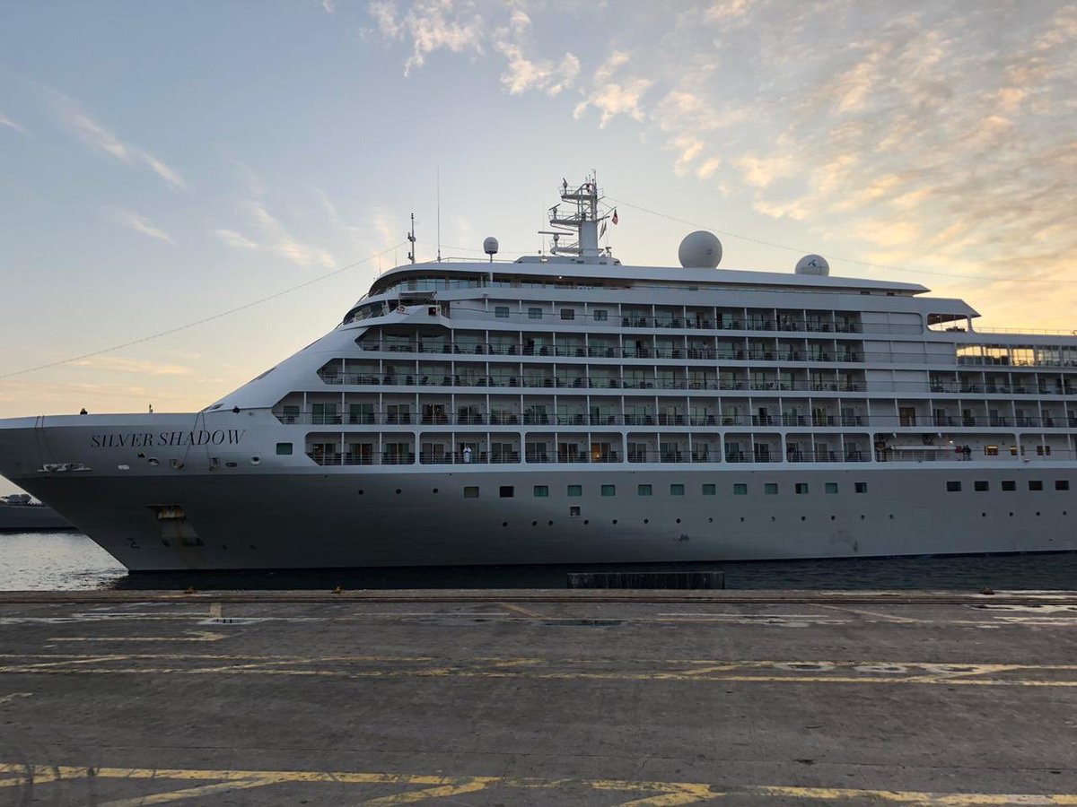 VtpValpo's tweet photo. Hoy llegó a Valparaíso el crucero Silver Shadow de la cadena Silver Sea. Esta nave de lujo, sólo permite como máximo 388 huéspedes. Llegaron 343 pasajeros, de los cuales 245 están haciendo tours por la región. El crucero lleva 293 tripulantes a bordo, de ellos 278 desembarcaron. https://t.co/OrrdUanEGC