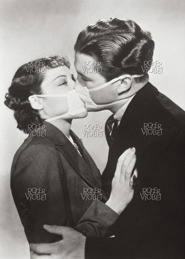 Roger_Viollet's tweet photo. [PARIS EN IMAGES] #Baiser
#Amoureux #Saintvalentin #Coronavirus #Rogerviollet
Baiser de cinéma avec des masques de protection afin d'empêcher une contamination lors d'une épidémie de grippe à Hollywood. Los Angeles, 1937. 
© Imagno/Roger-Viollet  
https://t.co/hGjK3iwcNF https://t.co/wDkd8UNqSG
