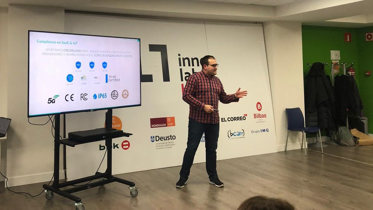Tras las presentaciones iniciales, llegan los pitches: Los primeros en presentar son <a href="/BeMetrics_ES/">Bemetrics.io</a>,  un SaaS que permite visualizar en tiempo real todo el árbol de activos de una empresa y mediante un sistema de alertas, predecir con suficiente antelación una avería🔧🧰