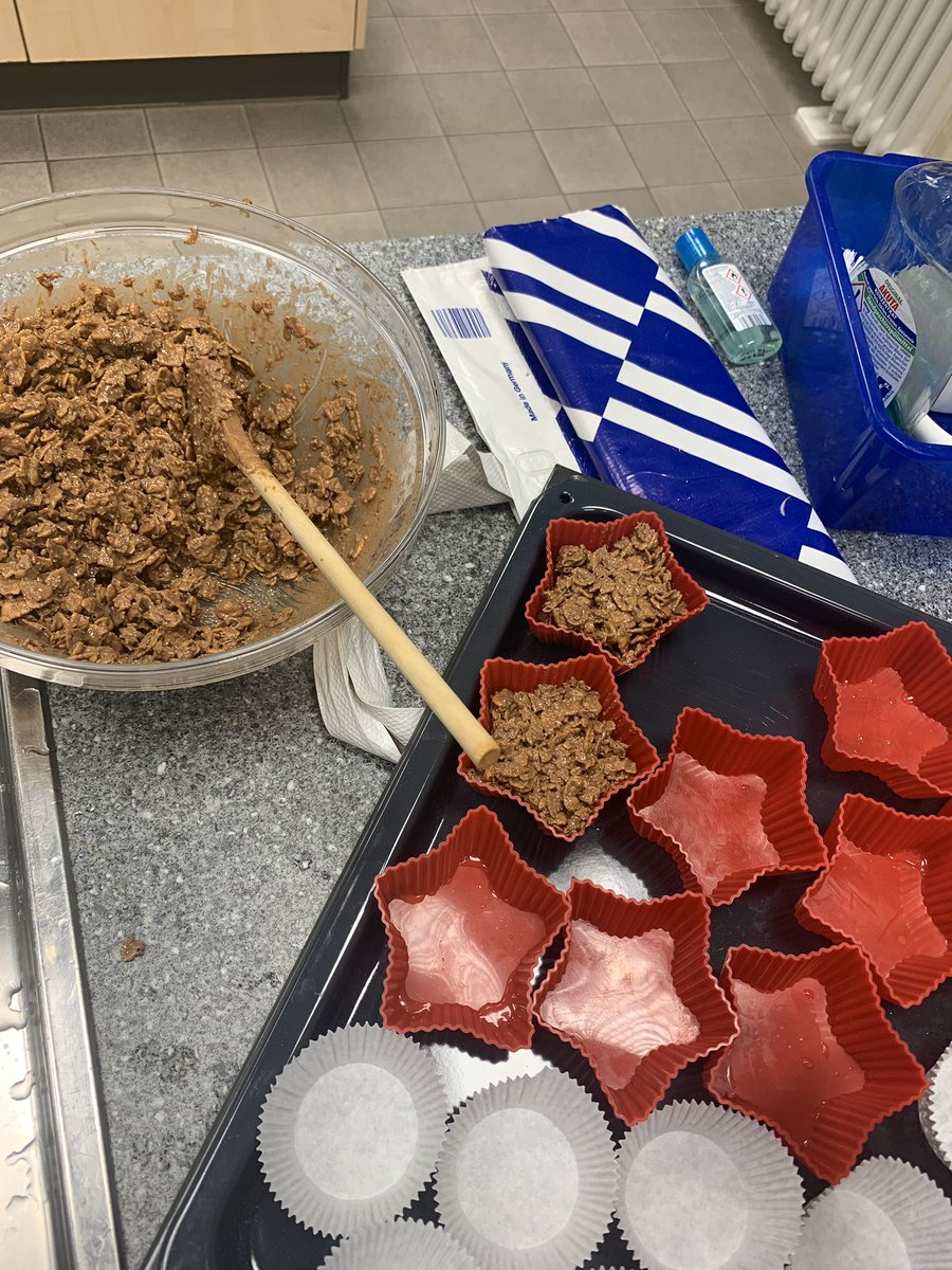 making chocolate cornflakes for the German students to try in our great British/German bake off 🤪 <a href="/gicreativearts/">Great Island Creative Arts</a> @erasmusplusUK