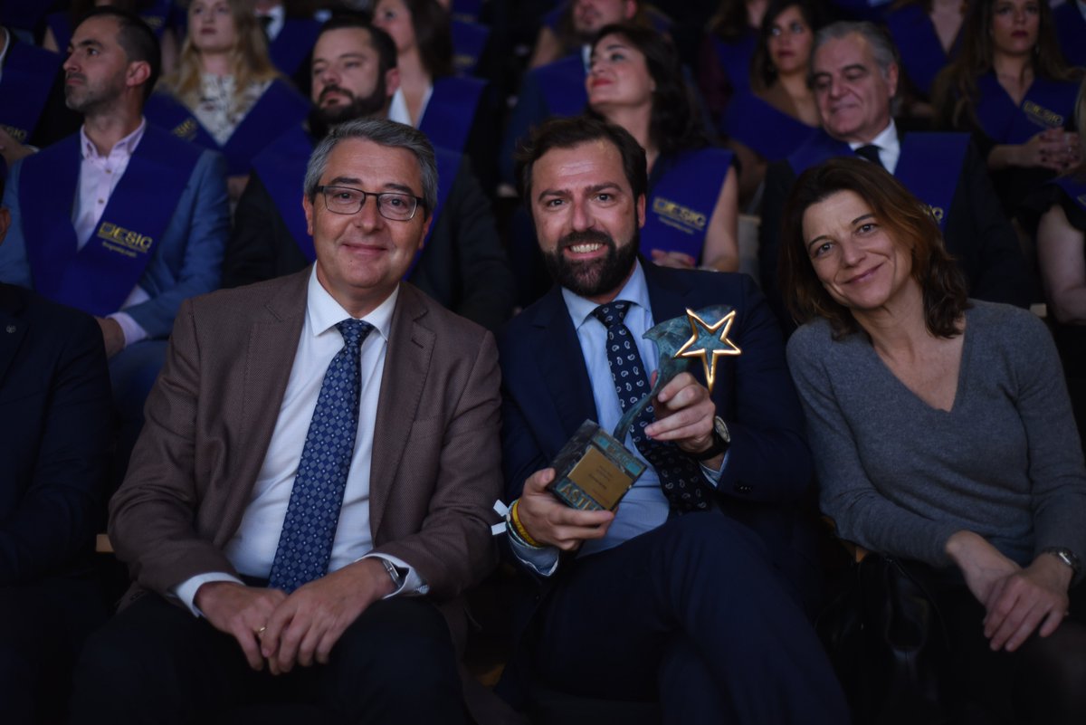 ESICMalaga's tweet photo. La alegría de los premiados en #PremiosASTER de #ESICMálaga. https://t.co/5QOwQyMkmn