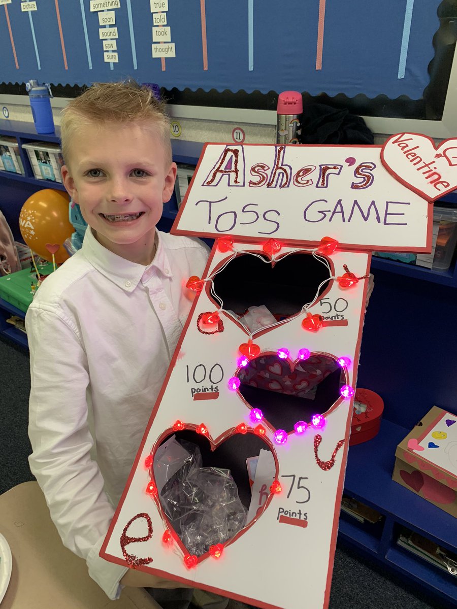 Superstars2nd's tweet image. Having fun passing out Valentine’s candy! We love Valentines Day! Happy Valentines!!💜❤️💚 (tweeted by our Star Student) #sugarrush #creativeboxes