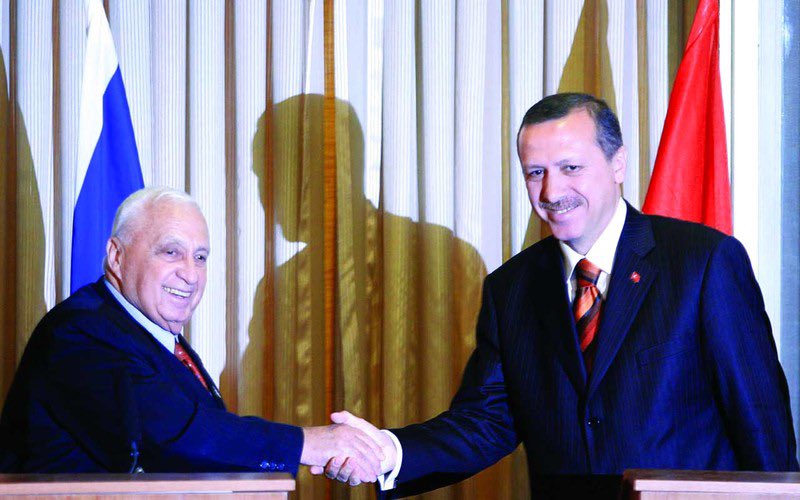 a_albander's tweet photo. في أنقرة يصافحون إسرائيل
وفي مكة يتباكون على فلسطين https://t.co/wOJVlsZkXG