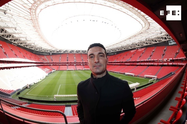 EFEdeportes's tweet photo. @lioscaloni @FCBarcelona_es @Argentina ⚽️ | De cara a la Copa América, @LioScaloni destaca que la Albiceleste🇦🇷 "siempre es candidata"
🎙️ En el marco del IV Bilbao International Football Summit, admite que cuenta "con muchos jugadores parecidos" de ataque y que "todos no pueden jugar" #BIFS20
https://t.co/ziTJ4kUuZY https://t.co/jDLMkbBVnf