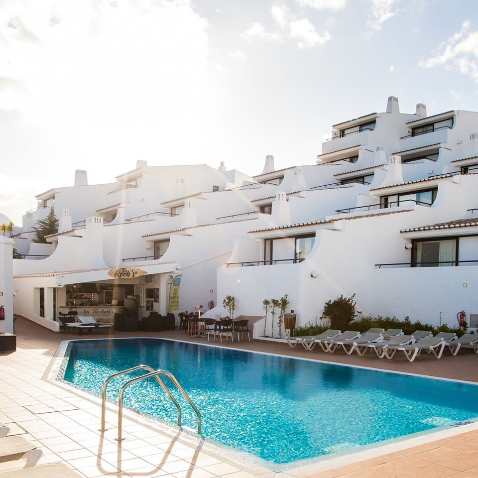 3HBhotels's tweet photo. The simple fact of remembering the long sunny days by this pool, leave us impatient. #MissingSummerDays 🌞 #3HBGoldenBeach #3HBHotels #Algarve #Albufeira https://t.co/qrVHoSYvrI