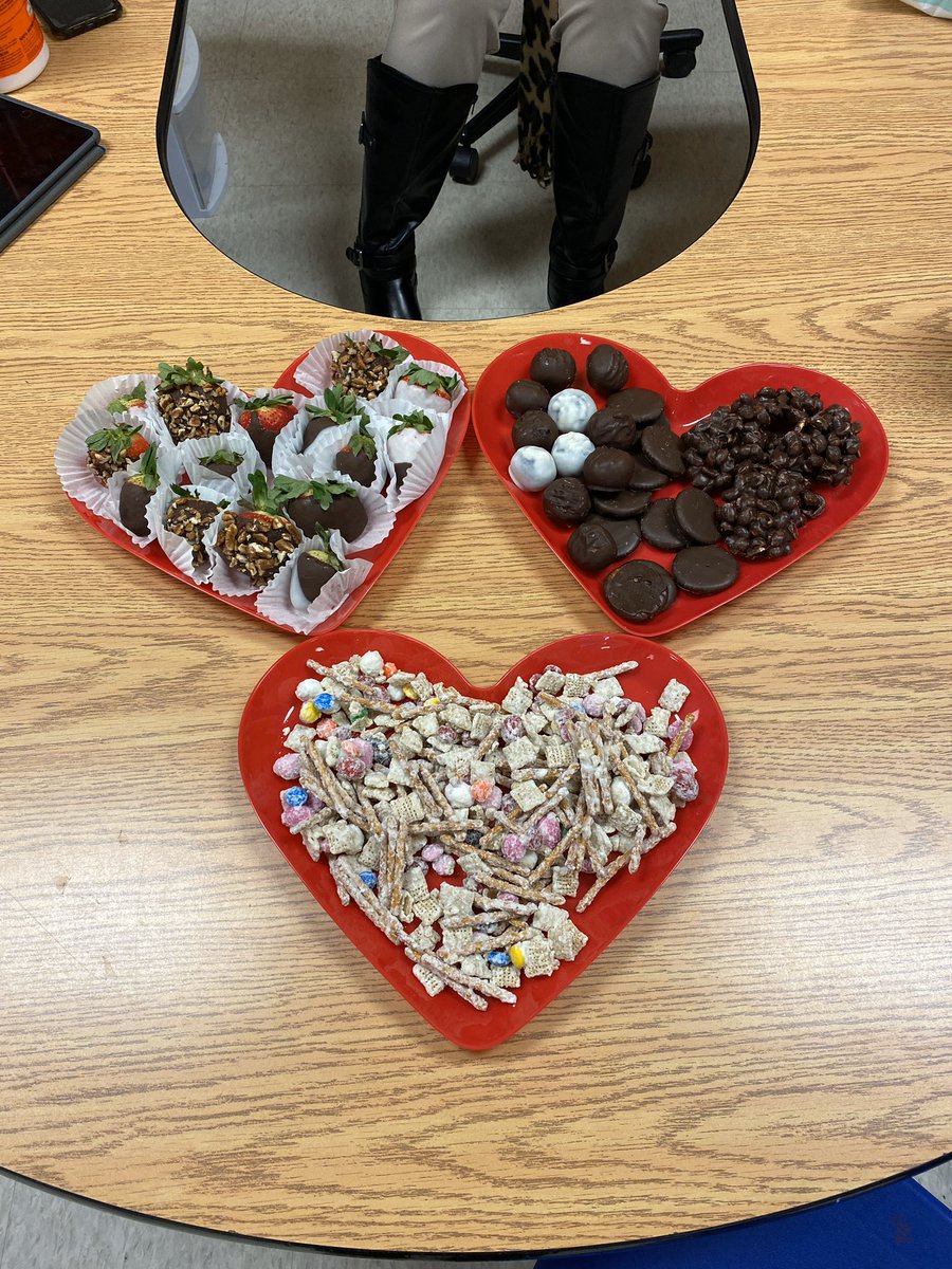 Jenprek's tweet photo. Thanks @fayemac13 for our Valentine’s goodies in pk hall! https://t.co/is4ul50z3F