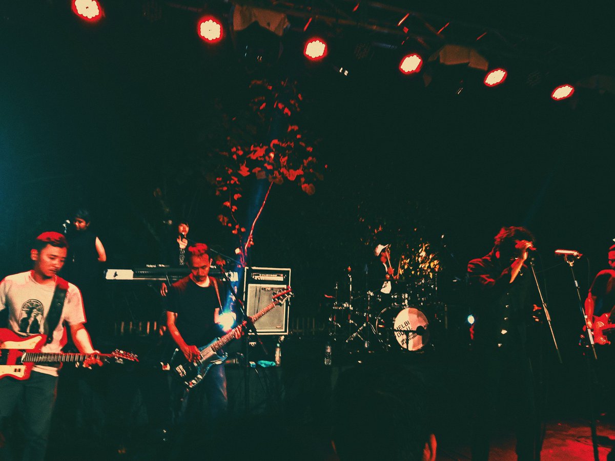 ppoignancy's tweet photo. memecahkan euforia menonton band mitos veteran asal yogyakarta @simelbi yang menyanyikan acak dari 3 album Norma Keluarga Kecil Bahagia Sejahtera bagian pertama,Balada Joni Dan Susi,Re-anamsesis,di tambah guyonane mas danto seng kemendemen haha 
#melbimanggunglagi 
#samamasdanto https://t.co/Daa8t8mX17