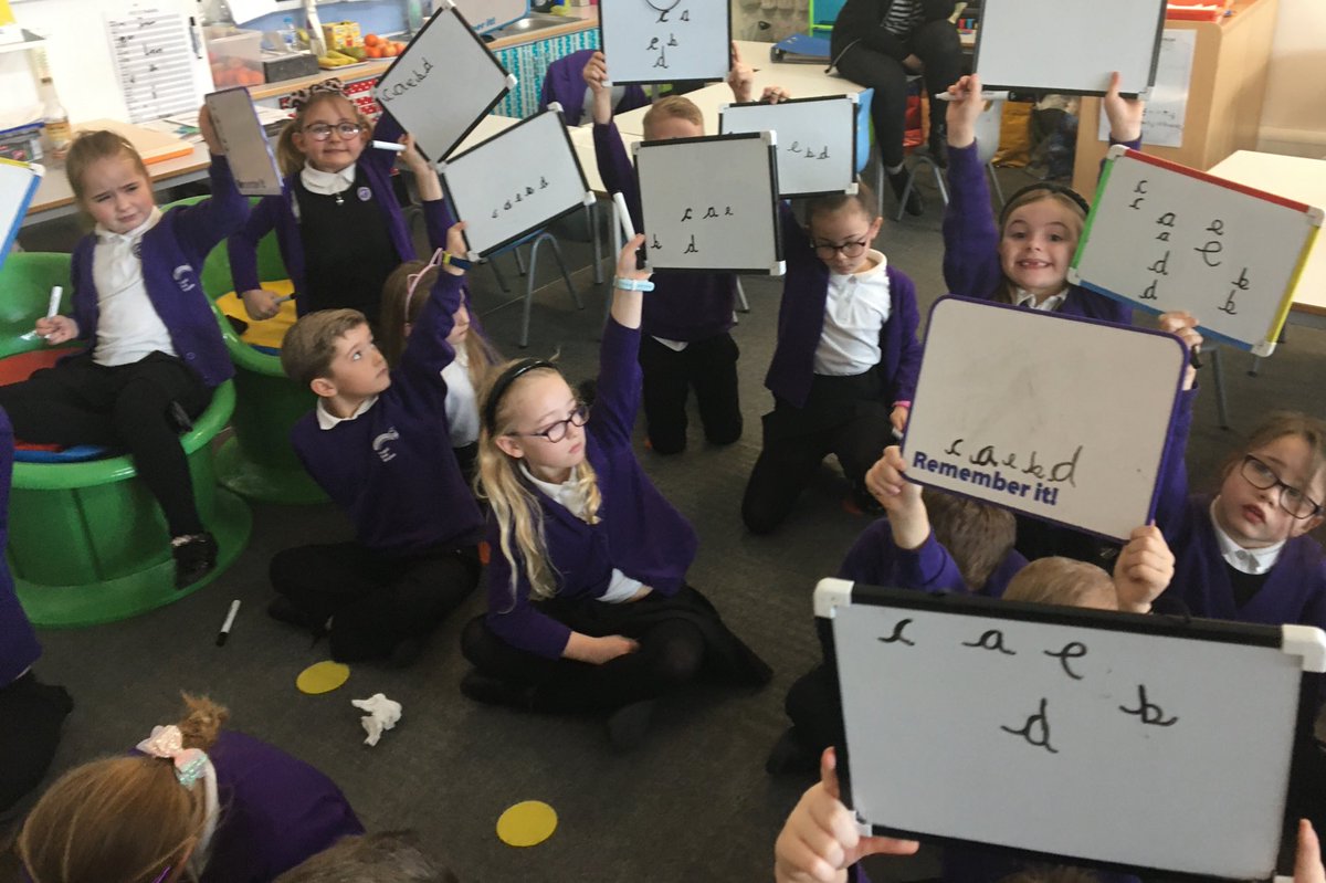YBB_Y1's tweet image. We have started learning to write in cursive handwriting  ✍🏻 we are practising each letter of the alphabet before we start joining them into words. #cursivescript #correctformation #startingpoints #newskill #literacy #handwriting #developingstyle