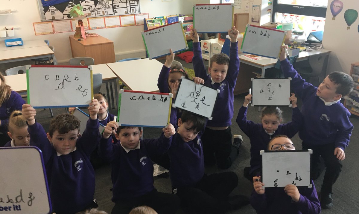 YBB_Y1's tweet image. We have started learning to write in cursive handwriting  ✍🏻 we are practising each letter of the alphabet before we start joining them into words. #cursivescript #correctformation #startingpoints #newskill #literacy #handwriting #developingstyle