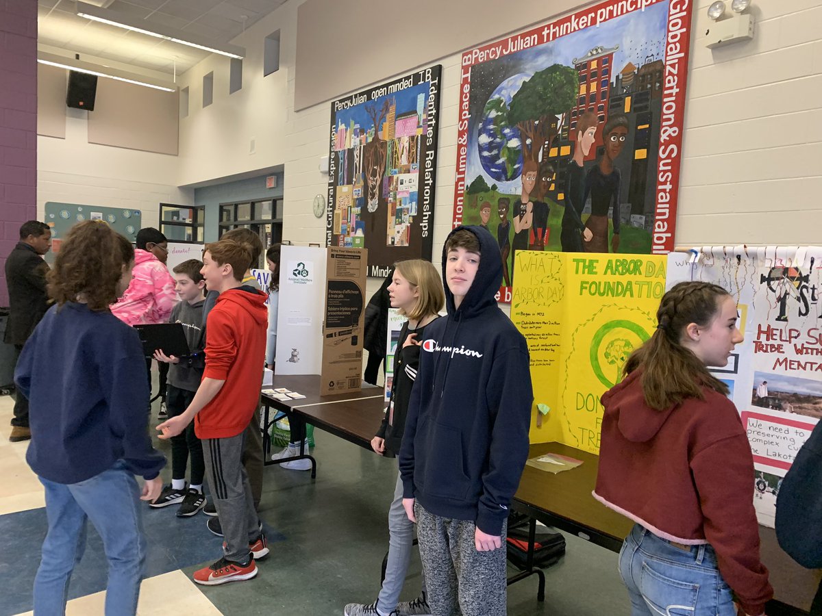 Students are showcasing their #IBCommunityProjects in the Commons today. I am so impressed by their passion and knowledge! #julianworks #oakpark97 #whyIB