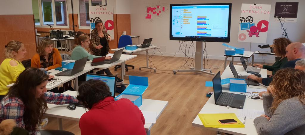 cprgijon's tweet photo. Muy amena e interesante la formación en #pensamientocomputacional y #Robotica en primaria y secundaria con los #mbot en @cprgijon @educastur https://t.co/kmNpgDmuQ9
