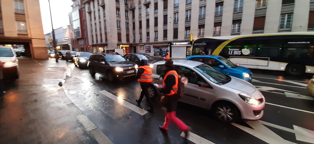 Nouvelle action au coeur des bouchons ce soir... La circulation mérite une action efficace rapidement !
Cc @kristofe80 <a href="/ginolachat/">David Vandevoorde</a>