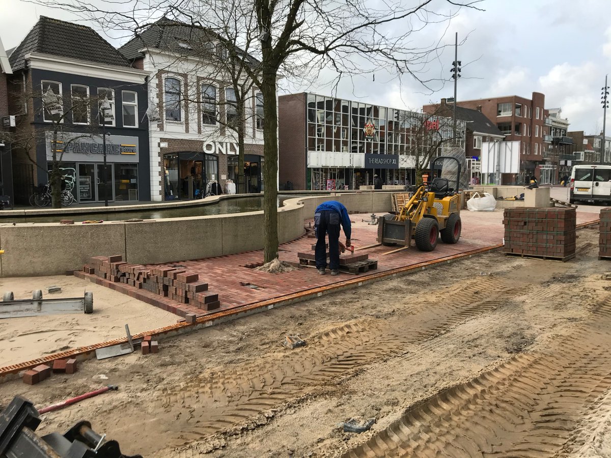 Herinrichting binnenstad #Hoogeveen, fase 2, dag 49: Ondanks de barre weeromstandigheden wordt er hard doorgewerkt in onze mooie binnenstad. De cascade kabbelt rustig verder tussen stapels stenen, bergen zand en groot materiaal maar de vorderingen zijn goed zichtbaar.