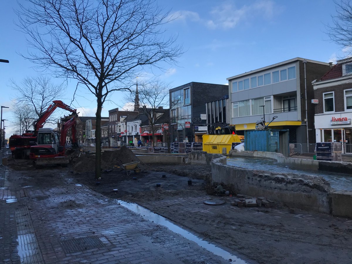 BinnenstadHGV's tweet photo. Herinrichting binnenstad #Hoogeveen, fase 2, dag 49: Ondanks de barre weeromstandigheden wordt er hard doorgewerkt in onze mooie binnenstad. De cascade kabbelt rustig verder tussen stapels stenen, bergen zand en groot materiaal maar de vorderingen zijn goed zichtbaar. https://t.co/vODsMpDj1w