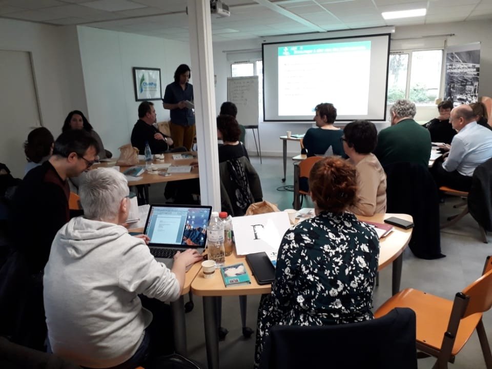 Les équipes <a href="/CReHPsy_PL/">CReHPsy Pays de la Loire</a> et  <a href="/CReSERc/">이름</a>, les associations <a href="/Pouvoir53/">Pouvoir d'Agir 53</a> et @PAGO suivent la formation Premiers Secours en Santé Mentale (PSSMFrance) dispensée par Rémi Froger. A développer +++