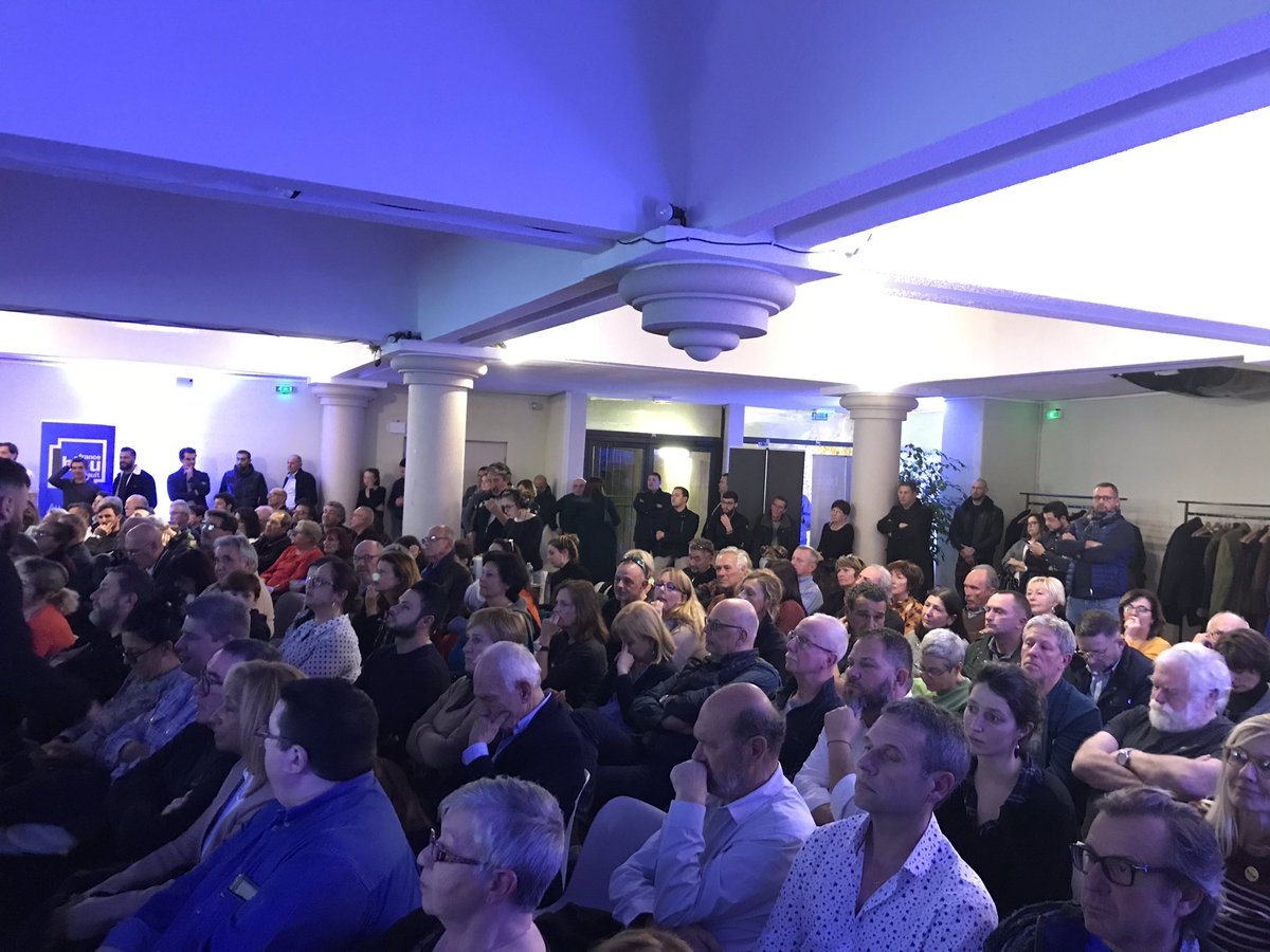 YannMarecProd's tweet photo. #MLdebat. Du monde à #Sète sous haute sécurité. @cfroelig @OBiscaye https://t.co/NsA4Ddx8cq