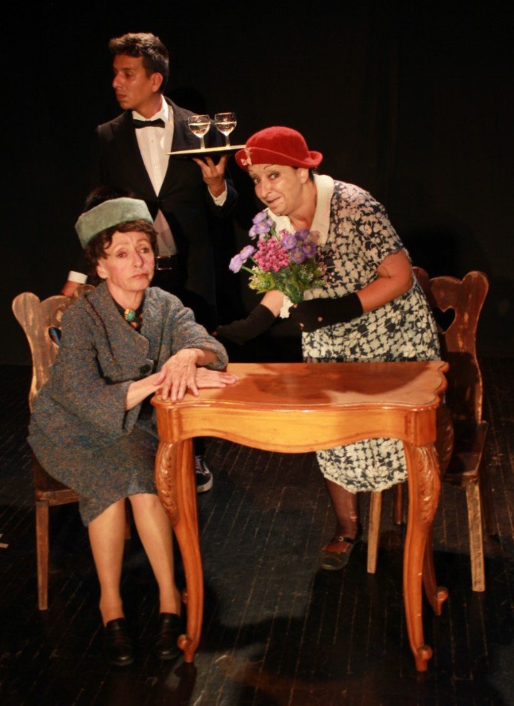 ¡¡Hoy!! [COMEDIA]
Mañana Jueves, Viernes y Sábado a las 21h00 en la Creperola, “LAS MARUJAS ENTRE VIOLETAS Y BRAGUETAS” Con la actuación de Juana Guarderas y Elena Torres.

COVER: $18 (incluye $8 de consumo) – CON CENA $27.
RESERVAS: 2557568 0998589640