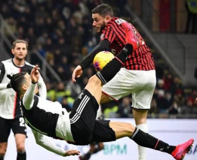 eppex1's tweet photo. Niente.. la fotografia del nostro momento.. Calabria di spalle fa rigore e viene pure ammonito! Di spalle.. ma poi che cazzo ci fai di spalle? #MilanJuve https://t.co/8srp3UaFfa