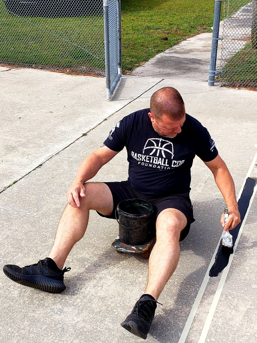 BasketballCop's tweet photo. According to my good friend Steve of Tennis Unlimited Maintenace and Supplies inc. this is the most modern technology for painting a basketball court. 😳
#MyDaysOff #AlachuaAcademy #CourtRenovation #VolleyballAndTennisToo #AnythingForTheKids #BasketballCop https://t.co/hDe5EJDFOT