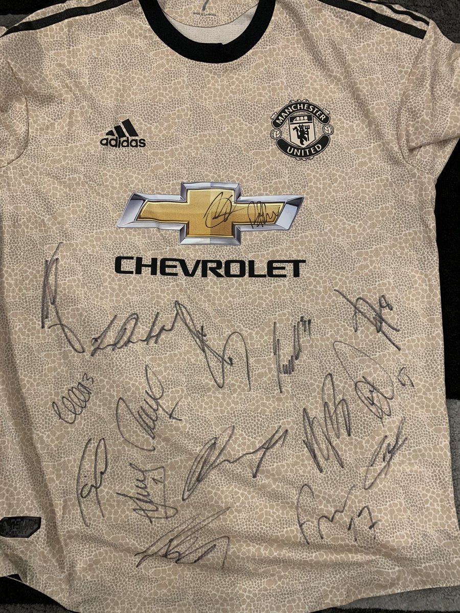 elonreevemxys's tweet photo. Any @ManUtd fans wanting a piece of memorabilia? Signed away shirt donated by @PAULHW_ 

All proceeds go to The Australian Bush Fire Appeal

https://t.co/OsetJrq5Og https://t.co/nJwENZ0T37