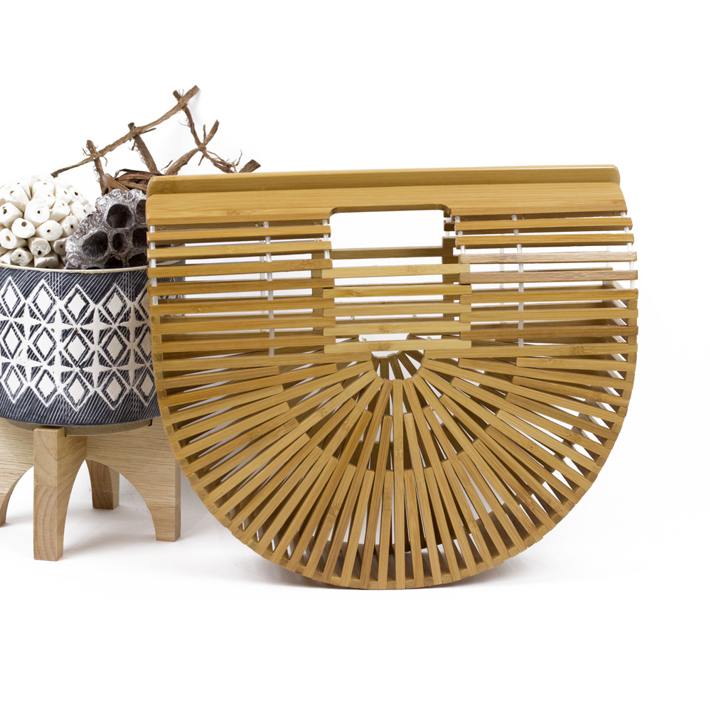 SimiAccessories's tweet image. Nothing like a wooden ark basket bag to up your style quotient for summer. 

#simiaccessories #latestfashiontrends #fashiontrend #bagcollection #baglovers #accessories #wholesaleaccessories #accessoriestrends #springcollection #summertrends #summer2020