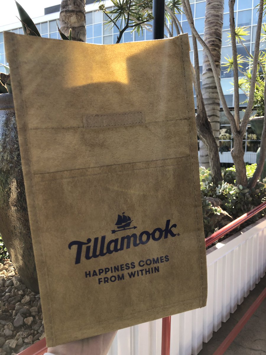 JessikaStewart's tweet photo. Thanks @TillamookDairy !! SO EXCITED FOR MY CHEESE ! Happy cheese day 💕 @gofooji https://t.co/a3Ksm6HncB