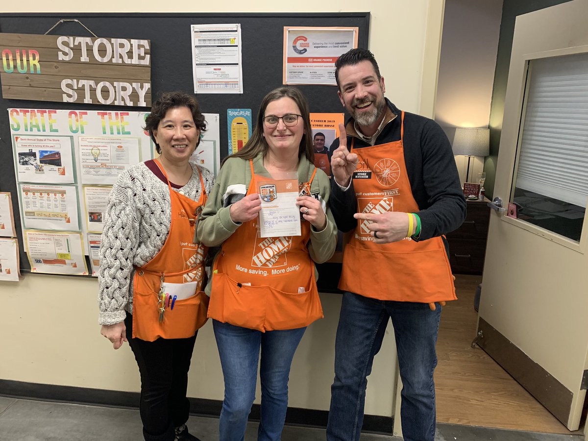4286JohnstonHD's tweet photo. Celebrating a job well done by head cashier Angela for driving GET behaviors on the front end! Congratulations to our operations associate of the month! #recognition 🎉@ToepferWilliam @maryanne_stl @JasonArigoni https://t.co/uztSfbWbfW