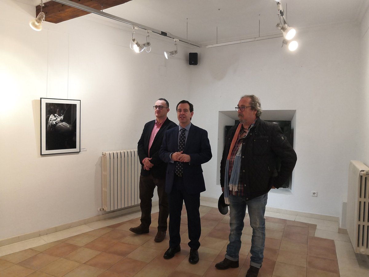 Acto de inauguración de la exposición colectiva "Miradas". 24 fotografías de la Semana Santa de Cuenca y provincia hasta el 1 de marzo en el Museo de la Semana Santa de Cuenca. <a href="/msscuenca/">msscuenca.org</a>