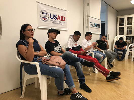 PazyDemocraciaC's tweet photo. María Cano, integrante de la Rexixtenxia Norte y del proceso de Más que 90 minutos: “por este proceso empecé a darme cuenta realmente quién era: vi mis virtudes, noté mis errores y los voy corrigiendo en cada situación.” Acá más de su historia: https://t.co/aRCsY11wjs https://t.co/bP5Xb352Mv