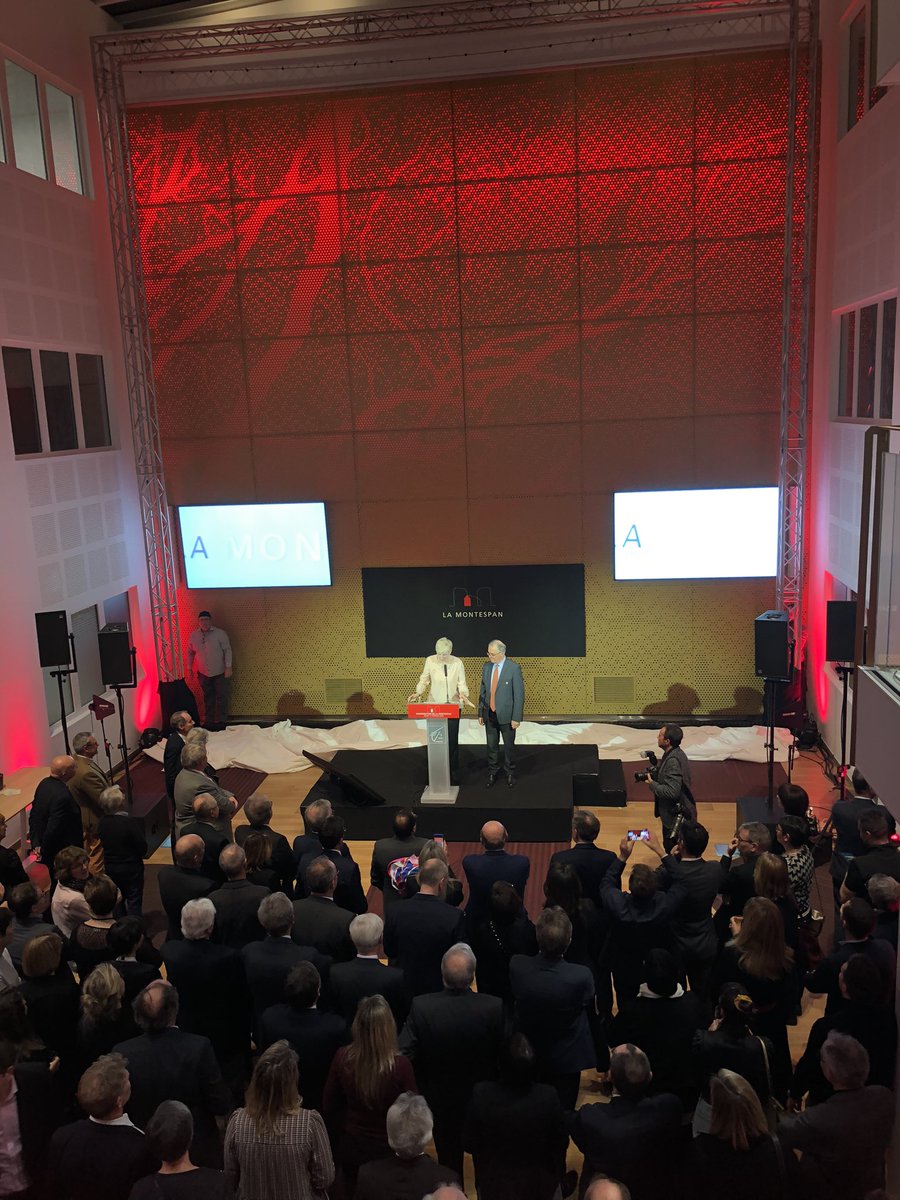 CE_LoireCentre's tweet photo. @NEtchegoinberry et Jean Arondel, président du COS, inaugurent officiellement les nouveaux locaux du siège administratif de la CE_LoireCentre en présence de leurs invités et collaborateurs. #inauguration #VousEtreUtile #jeudiphoto https://t.co/hY214oUOQZ