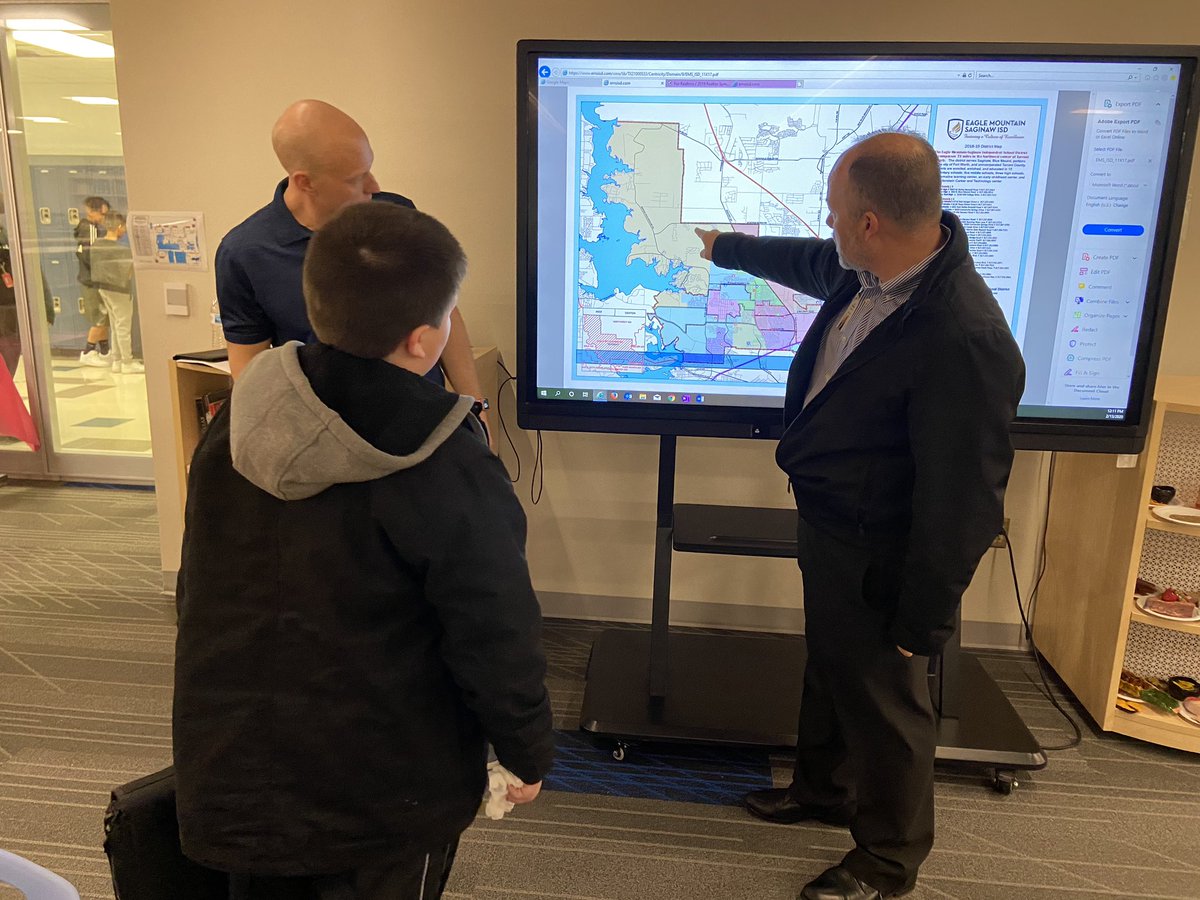 CharliePerryman's tweet image. #EMSISDSS students @hms_hawks engaged in the civic process today by hosting a town hall with school leaders to ask questions about issues impacting @EMSISD Thank you Dr. Chadwell and Principal Coker for your support. Big shout out to Corey McElroy and Matthew Hayes #EMSProud