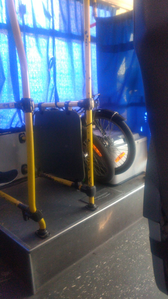 ramirolf's tweet photo. @Linea194Plus Primer chófer del año en decirme que no puedo subir con la bici! Eso sí, se puede subir borracho, drogado, con 4 bolsas de consorcio llenas, cochecitos de bebé, etc. Evolucionemos. https://t.co/3xbiAJpoji