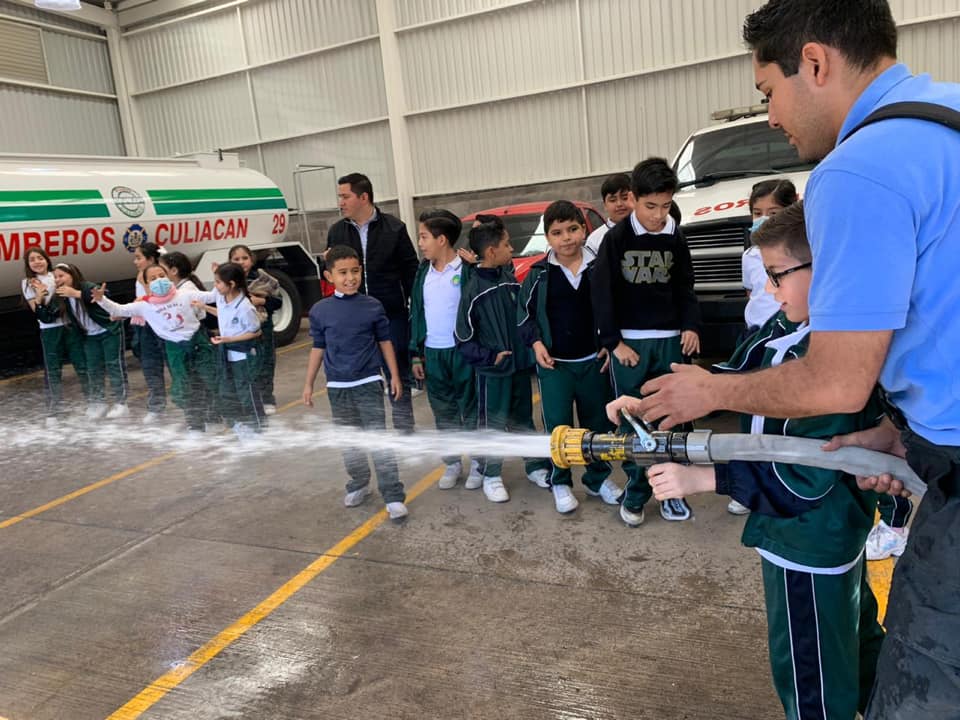 BomberosCUL's tweet photo. Hoy por la mañana recibimos la visita de estos alumnos del Instituto Nueva Generación.
Conocieron nuestra estación, nuestra forma de trabajo y datos importantes sobre la prevención de accidentes.

¡Muchas gracias por su visita! 😁👍🏼 https://t.co/1a6PAGrTqm