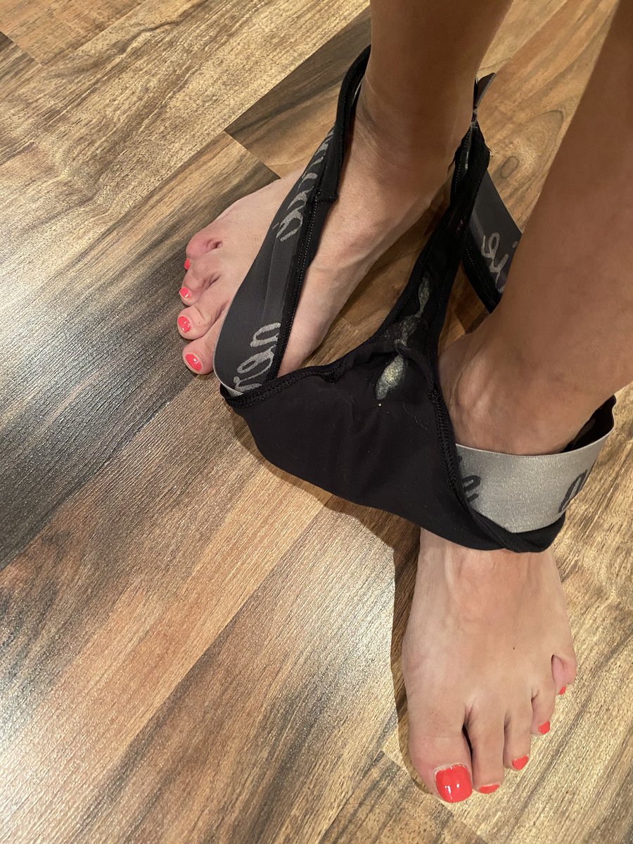 بصراحه من غير كسوف كده مين هنا بيحب المنظر ده وبقول ليكم اهو انا بموت فيه بس مش ديوثه ها مش ديوثه ريتويت يلا لو عايزين جديد🔞❤