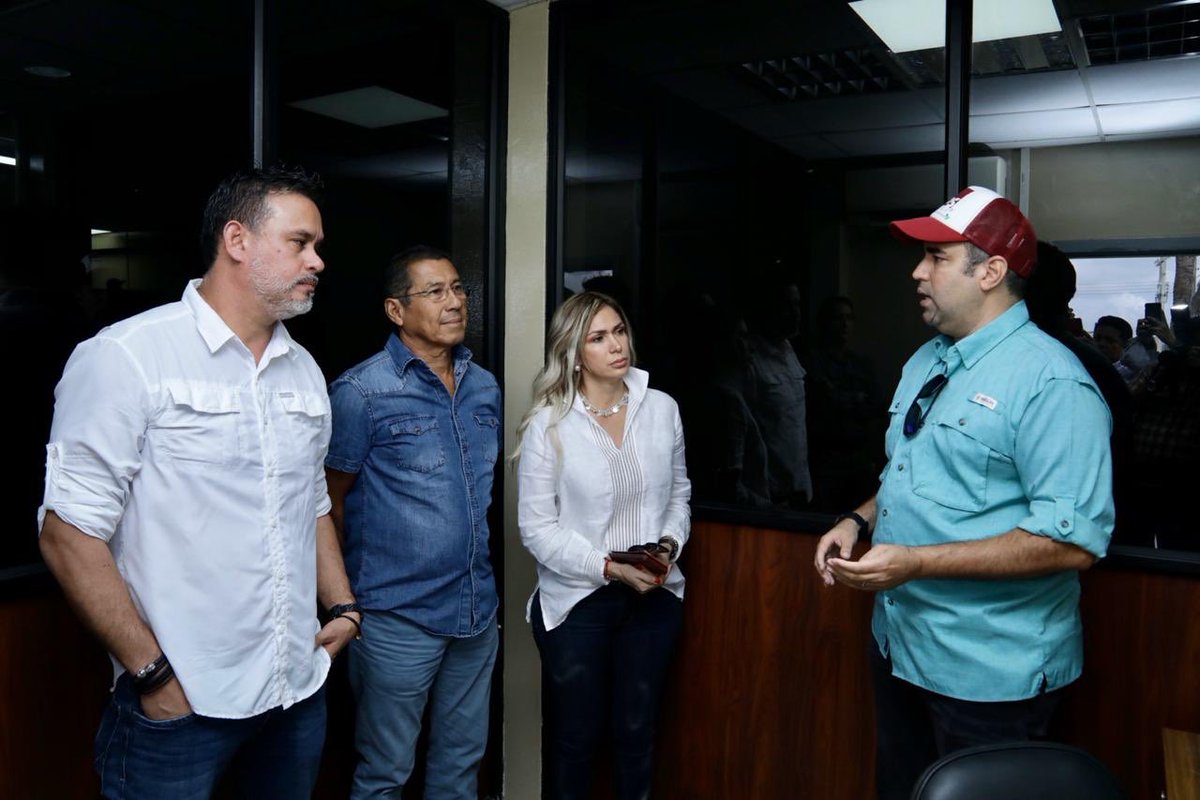 Produccion_Ecu's tweet photo. #EnTerritorio | El Subsecretario de Acuacultura, Milton Rosado, la viceprefecta de la provincia del #Guayas, @6SusanaGonzalez y el alcalde de #Milagro, @pacoasan, recorrieron las instalaciones de la camaronera #Exporcambrit, planta que está totalmente electrificada. https://t.co/IgpoKsX2PW
